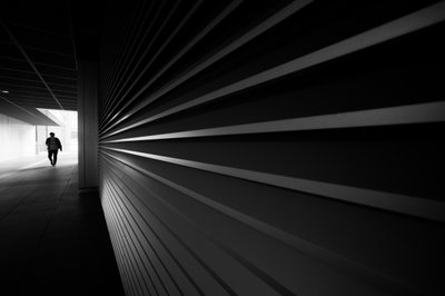 En ensom skikkelse i tunnelen av Satoshi Hata