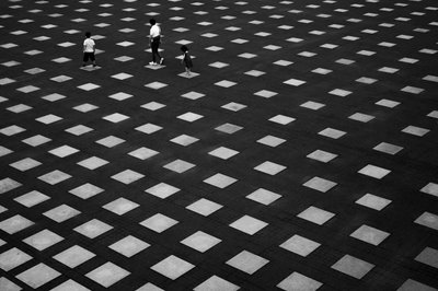 Mennesker på geometrisk grunn av Satoshi Hata