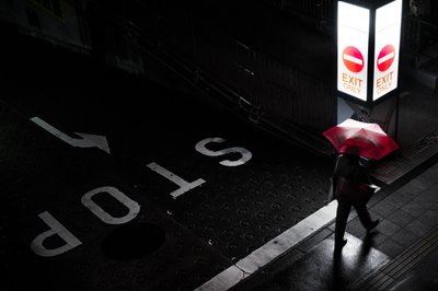 Nattvandring med røde paraplyer av Satoshi Hata