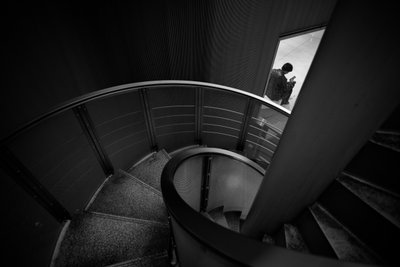 En ensom skikkelse i en spiraltrapp av Satoshi Hata
