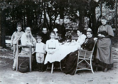 Familien til den russiske forfatteren Leo Tolstoj, slutten av 1800- eller begynnelsen av 1900-tallet. av Scherer Nabholz and Co