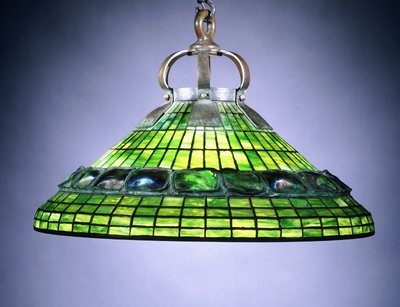 En turtleback-flis i blyholdig glass og lysekrone i bronse av School American