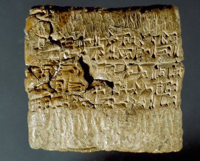 Assyrisk sivilisasjon: gravert boks med kileskriftfigurer om produksjon av to sølvgruver. Istanbul, arkeologisk museum av School Assyrian