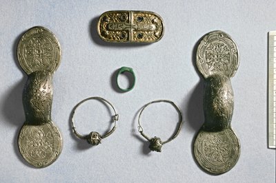 Smykker fra Camon, Amiens, Somme, karolingisk, 7.-10. århundre (sølv, forgylt bronse) av School Carolingian