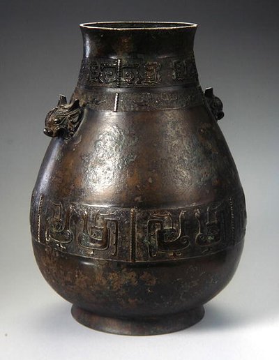 En Hu-vase med støpt dekorasjon (bronse) (se også 272172 og 272173) av School Chinese
