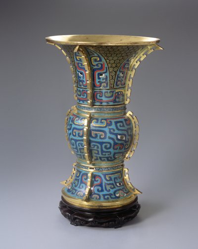 En Zun-formet vase og stativ (cloisonne-emalje og zitan) (se også 272146) av School Chinese