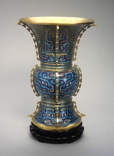 En Zun-formet vase og stativ (cloisonne-emalje og zitan) (se også 272147) av School Chinese