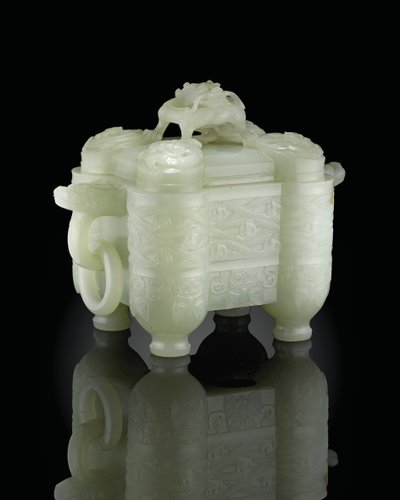Arkaistisk kar og omslag, Tulu, Qianlong-perioden (1736-95) (blek celadon jade) (se også 619015) av School Chinese
