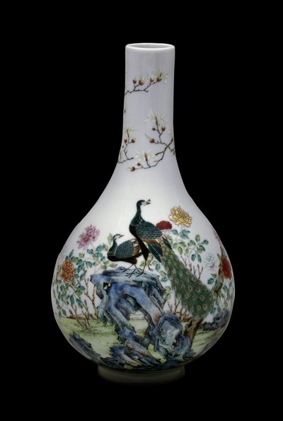 Kinesisk kunst: keramikkvase fra den rosa familien dekorert med fugler (inkludert påfugler) og blomster. Qianlong Reg. (1736-1795). Paris, Musee Guimet, Musee national des Arts Asian. av School Chinese