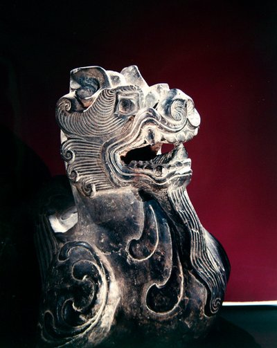 Detalj av en kimær, seks dynastier (220-589) (stein) av School Chinese