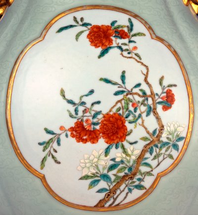 Detalj av en fin og svært sjelden famille rose celadon-kvernet vase med en forgylt emalje av Prunus og Roses av School Chinese