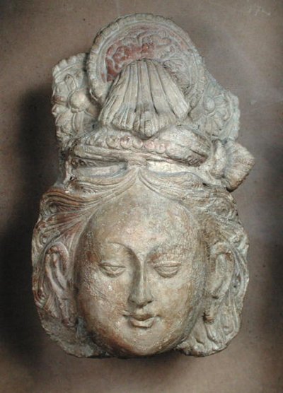 Hodet for en Bodhisattva med en forseggjort frisyre, fra Tumshuq (Xinjiang) 600-700-tallet (terrakotta) av School Chinese