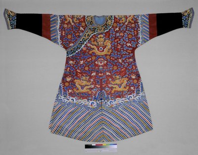 Imperial Robe, sent på 1800-tallet (Silke med broderi (satengsøm, inngripende satengsøm, splittsøm, rett søm, kinesisk knute, sofa, kontur, lagt arbeid, knapphull)) av School Chinese
