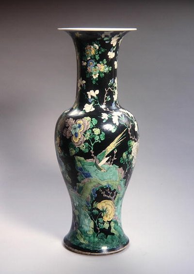 Stor Famille Noire Yen Yen vase, Kangxi-perioden (1662-1722) (porselen) (se 272192) av School Chinese