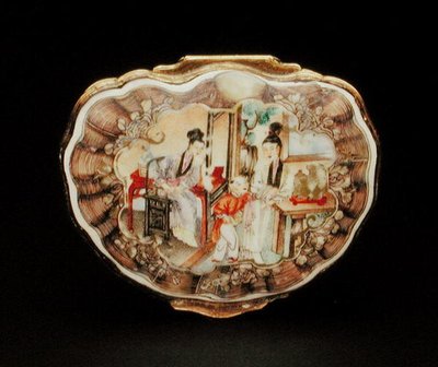 Lokk på snusboks i form av et skjell, Qianlong-periode (1736-95) ca. 1760 (porselen) (se også 210139) av School Chinese