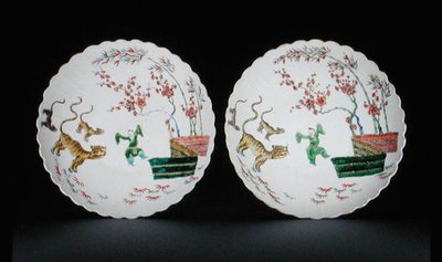 Et par tallerkener dekorert med famille verte emaljer i Kakiemon-stil, Kangxi-perioden av School Chinese