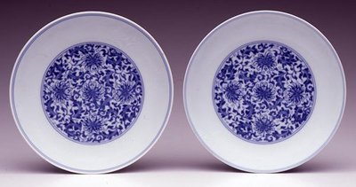 Et par tallerkener, med stiliserte lotusblomster, Yongzheng-merke og perioden 1723-35 (porselen med blå underglasur) av School Chinese
