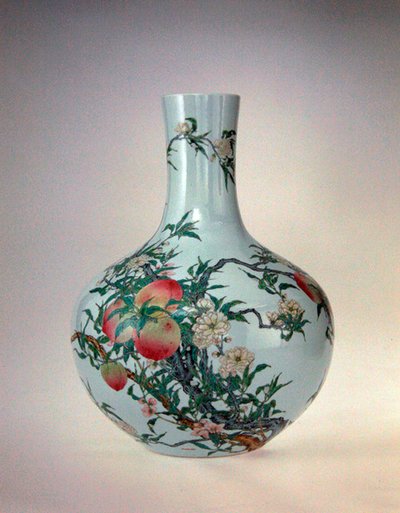 Vase med fersken, Qianlong Period (1736-95) (porselen med overglasur emaljer) av School Chinese