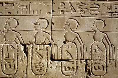 Det gamle Egypt, Veggmaleri/utskjæring, Karnak/Luxor Pylon Six, En del av listene over stammene i sør og Syria som ble underlagt av Tutmoses IIIs hær, Karnak Temple, Luxor av School Egyptian