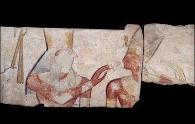 Gammel egyptisk kunst: Kong Ramses II blir introdusert for gudene Horus, Amon og Hathor som gir ham liv og kongelige insignier. Lavt kalksteinsrelieff fra tempelet til Ramses II a Abydos Rundt 1250 f.Kr. 19. dynasti. Nytt imperium. Paris, Musée du Louvre av School Egyptian