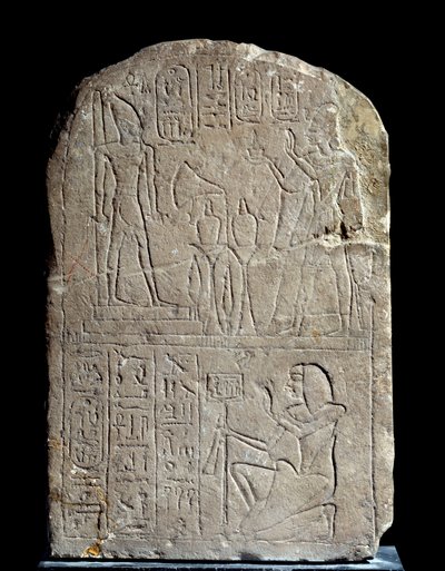 Egyptisk antikvitet: kalksteinstele i navnet til kong Anyas skiltdør. I hengeren tilbyr farao Ramses II røkelse til sin egen kolossale guddommelige statue. Regne av Ramses II (1279-1213 f.Kr.). Fra Saqqara serapeum. Søn 0,44x0,3 m Paris, musee du Louvre av School Egyptian