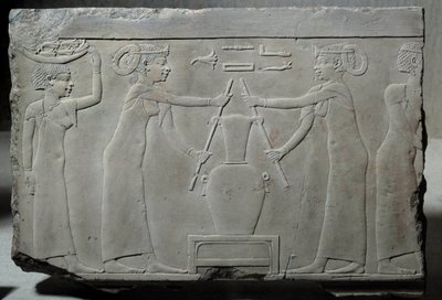 Egyptisk antikvitet: lavt kalksteinsrelieff som representerer kvinner som presser liljeblomster for å trekke ut essensen kalt "lirinon-ekstraksjon" rundt 500-400 f.Kr. (Saite-tiden?). Lav epoke. Søn 0,29x0,37 m Paris, musee du Louvre av School Egyptian