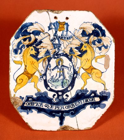 Apothecary-flis som viser våpenskjoldet og mottoet til Worshipful Society of Apothecaries of London (keramikk) av School English
