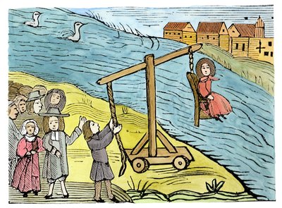 Kvinne på en andekrakk, anklaget for hekseri, illustrasjon fra en samling kapittelbøker om esoterica (tresnitt) (senere fargelegging) av School English