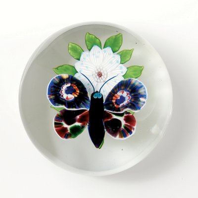 Baccarat sommerfugl og blomstervekt, insektet med dyp lilla kropp, blek blågrå øyne og antenner (glass) av School French