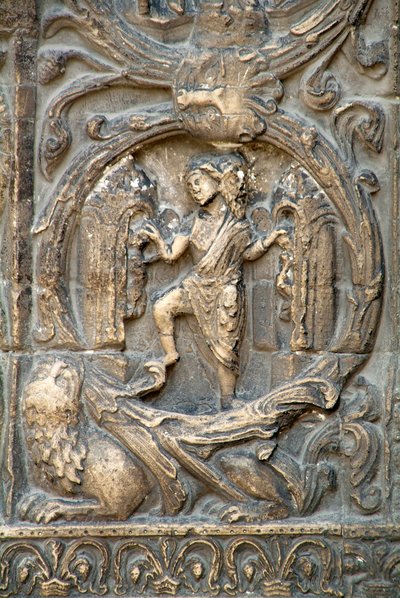 Gotisk kunst: Piedroit av den høyre portalen til den vestlige fasaden til basilikaen Saint Denis som representerer arbeidet til feltene: januar. Saint-Denis, Frankrike av School French