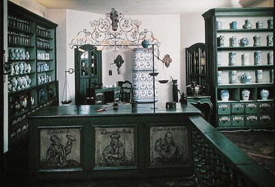 Rekonstruksjon av et apotek med 1700-tallsmøbler og gjenstander fra 1100-1700-tallet (bilde) av School German