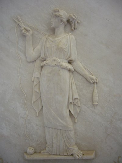 Basrelieff av Atropos som klipper livets tråd (marmor) av School Greek