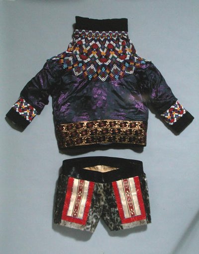 Damejakke og shorts, fra Grønland (tekstil) av School Inuit