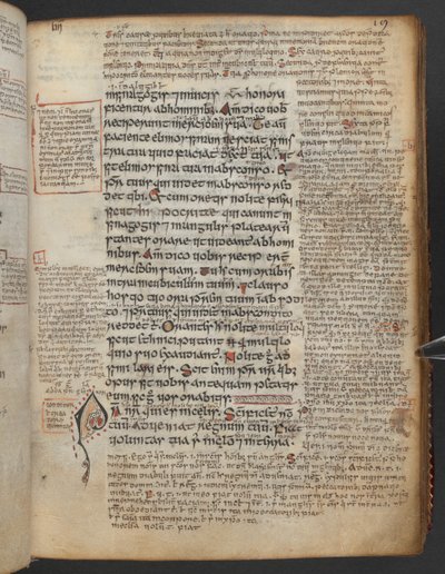 Harley 1802, f.19r, Dekorert initial 'P'(ater) med et dyrehode i begynnelsen av Pater Noster eller Fadervor, fra Gospels of Maelbrigte ('Armagh-evangeliene'; 'Marelbrid-evangelier'), med gloser av School Irish