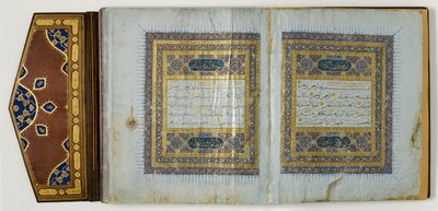 Side fra en Koran, ca. 1450-1560 (blekk og gull på papir, med lær) av School Islamic