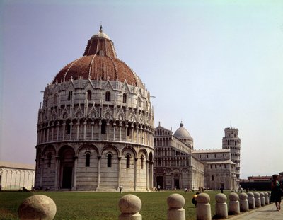Middelalderarkitektur: utsikt over Baptistere (bygget mellom 1153 og 1353), Dome (katedralen eller Duomo) og tårnet (startet i 1064) i Pisa på Campo dei Miracoli (Piazza des Miracles), Italia. av School Italian