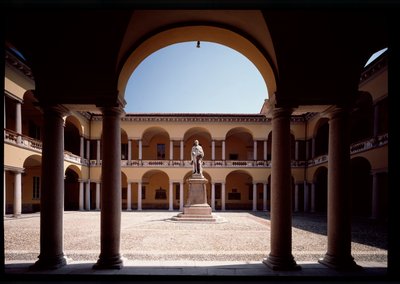 Utsikt over gårdsplassen med statuen av Alessandro Volta (1878) av School Italian