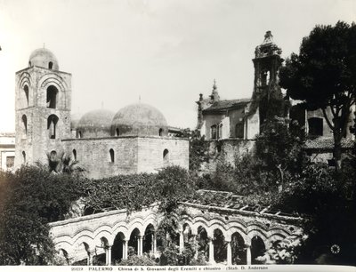 Utsikt over østenden av kirken, konstruert i 1132-48 av kong Roger II (d.1154) av Sicilia og klosteret bygget på 1200-tallet (s/hvitt-bilde) av School Italian