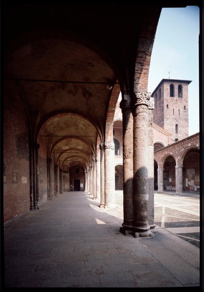 Utsikt over portikken til kirken Saint Ambrose (Saint Ambrose) (Basilica di Sant