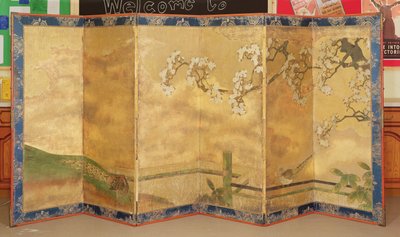 En av et par malte skjermer, japansk, sent på 1600- eller begynnelsen av 1700-tallet (se 144894 for par) av Japanese School