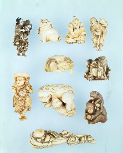 Utvalg av netsuke: Ikkuha Sennin som bærer skjøgen fra Benares; sittende valp; Abe no Yasuneri holder en baby; Gamma Sennin; liggende hest; kriger underkuer en løpsk okse; stående nederlender som holder en langhalehane; sittende ape som holder en fersken-b av Japanese School
