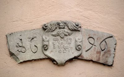 Jødenes smug i Obernai (67). Steder for tilbedelse: inskripsjon som har en hebraisk dato og den tilsvarende datoen for den kristne æra: 1696. En synagoge ble angivelig bygget to år etter autorisasjonen av intendant La Grange, som tillot J av School Jewish