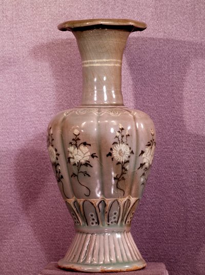 Art coreen: keramikkvase dekorert med blomster. Koryo-periode. 1100-tallet. Museum of Fine Arts, Duksoo Palace, Korea av School Korean