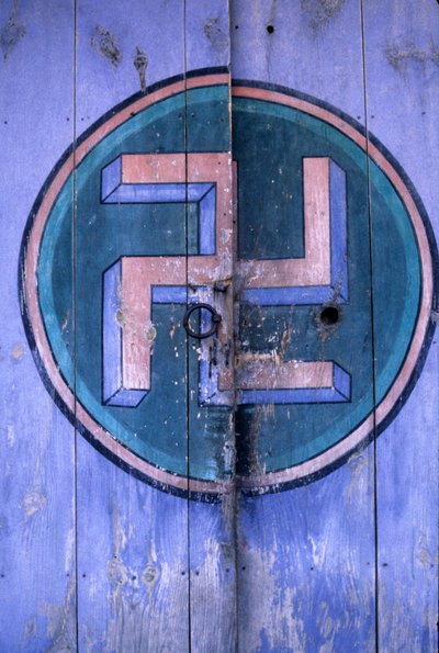 Symbol for buddhisme på en av portene til tempelet "Tongdosa"" i Pusan-regionen i Korea. av School Korean
