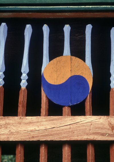 Yin og Yang symbol på en trebarriere (Kree) av School Korean