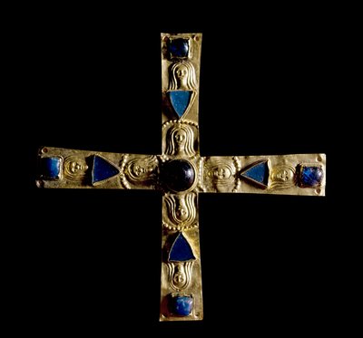 Arkeologi i middelalderen (middelalderen). Barbarian art of Lombardia: Cross of Gisulfo, i støtt bladgull med halvedelstener, petre enchassee. Laget av en langobardisk mester fra det 7. århundre. Høyde: 11 cm. Italia, Cividale del Friuli, Musee archeol av School Lombard