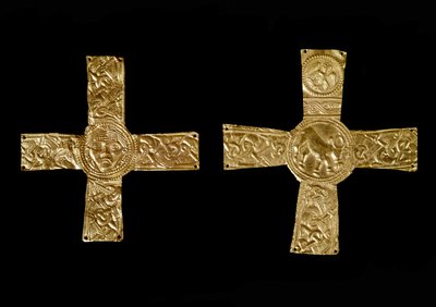 Arkeologi i middelalderen (middelalderen). Barbarkunst i Lombardia: brystkors i bladgull. Lombardkunst fra 700-tallet. Italia, Cividale del Friuli, arkeologisk museum av School Lombard