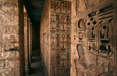 Egypt, Medinet Habu, Luxor, Luxor Governorate, Ramses III-tempelet. Detalj av søyler og vegger utskåret med figurer og heiroglyfer av R. and Smith Simkin