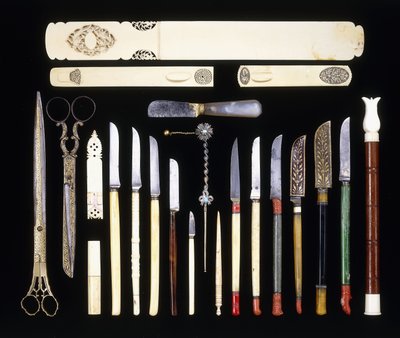 En gruppe på tjueto osmanske skriverinstrumenter, bestående av elleve kniver, en sidevender, saks, en papirkniv, elfenbensboks av School Ottoman