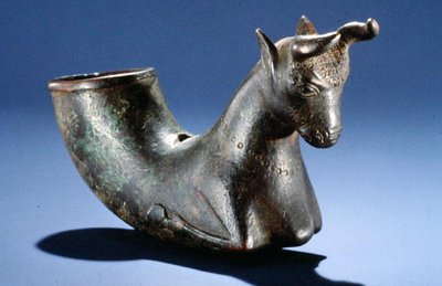 Okse med foldede ben, ca. 550-330 f.Kr. (bronse) av School Persian